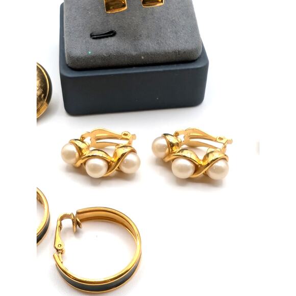 Lot of Six Pair Unsigned Vintage Gold Tone Clip On Earrings - Picture 5 of 9